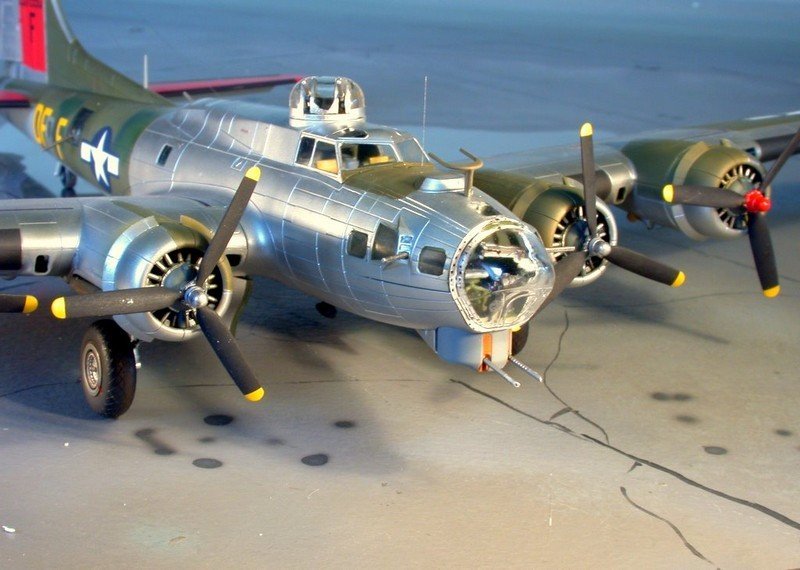 Revell 04283 B-17G Flying Fortress 1/72 – image 3