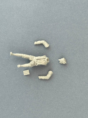 Copper State Models F35-056 German dispatch rider Standing with a motorcycle ( Motorcycle not included) 1/35 – immagine 4