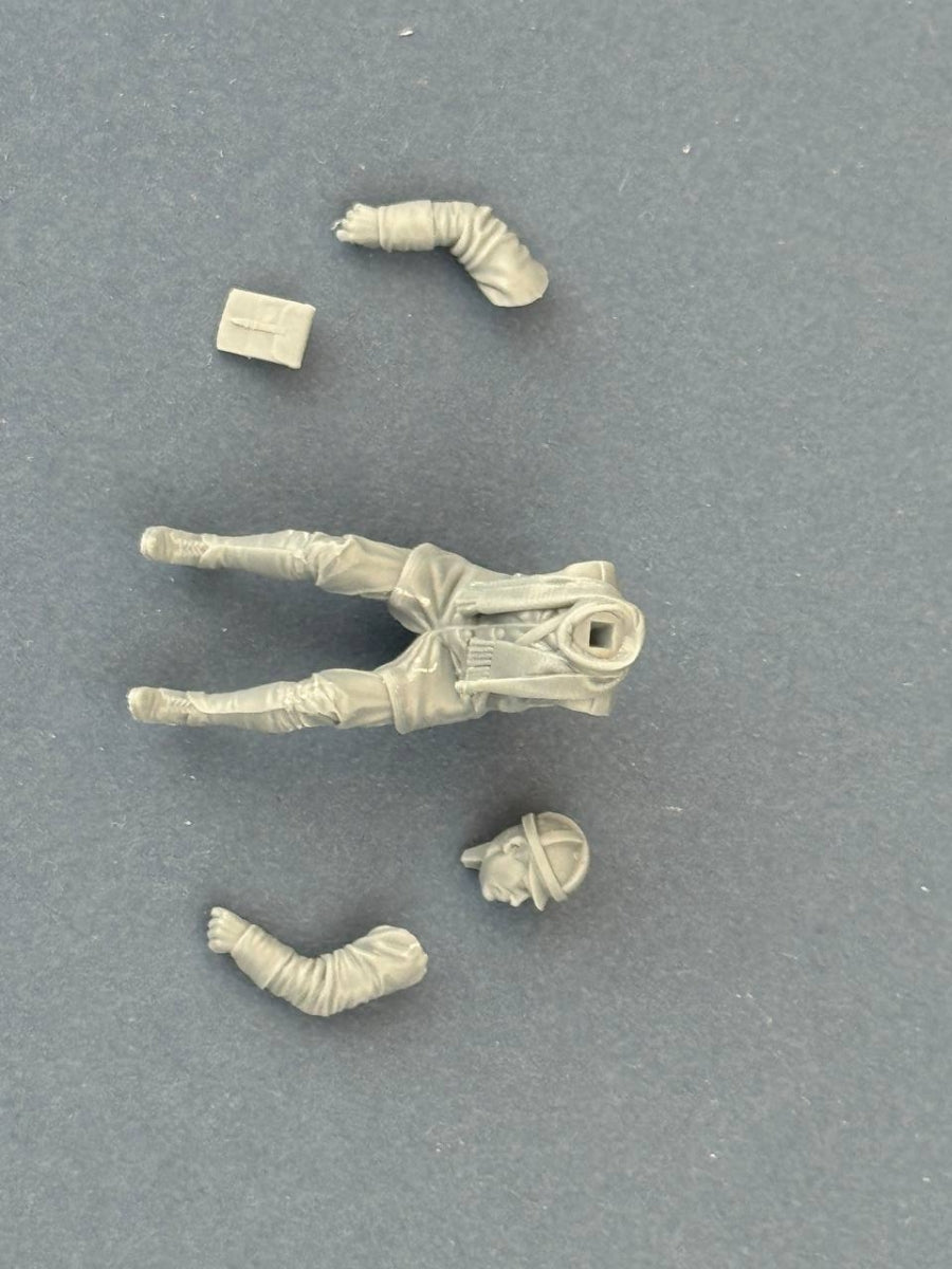 Copper State Models F35-057 German Dispatch Rider riding a motorcycle ( Motorcycle not included) 1/35 – imagen 4