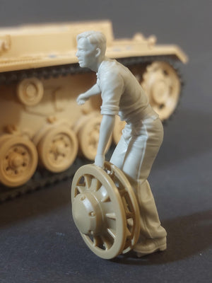 Panzer Art FI35-239 German tank mechanic at work No2 1/35 – Bild 3