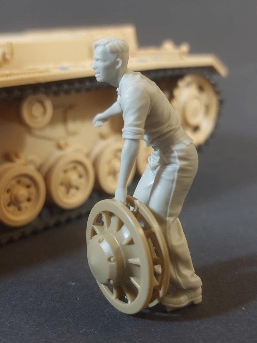 Panzer Art FI35-239 German tank mechanic at work No2 1/35 – Bild 3