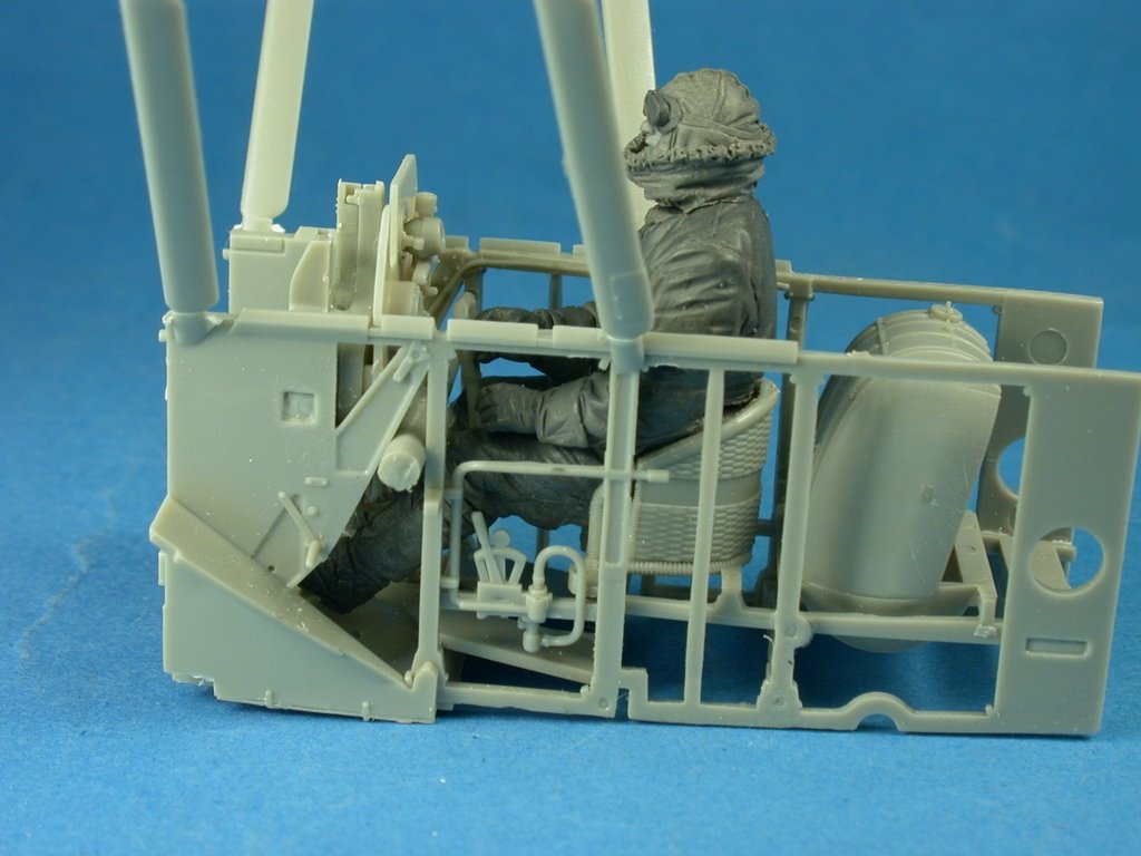 Copper State Models F32-038 Seated RFC Pilot in Sidcot suit 1/32 – immagine 4