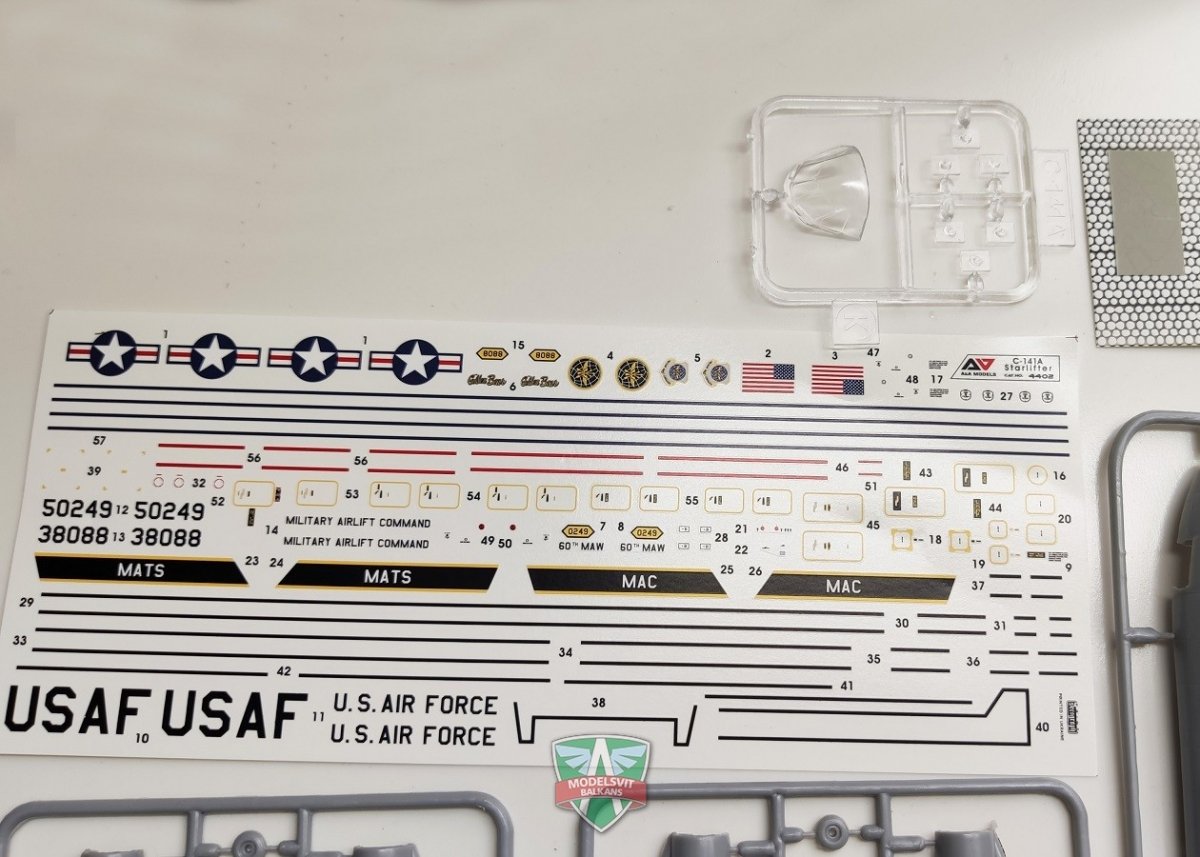 A&amp;amp;A Models 4402 C-141A Military Strategic Airlifter 1/144 – Bild 4