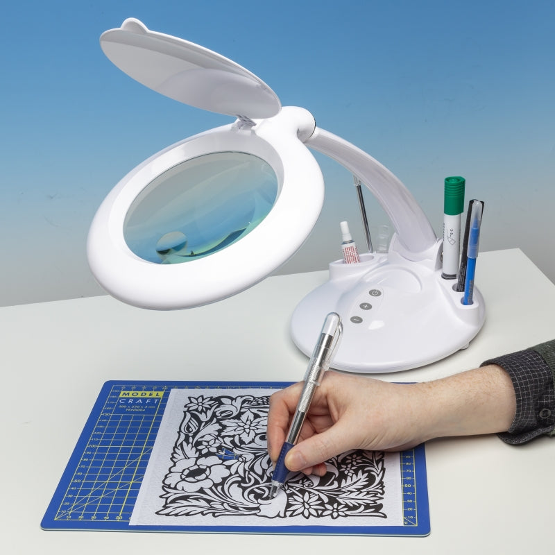 Lightcraft LC8098LED-EU LED Magnifier Table Lamp with Organiser Base / Kompaktowa Biurkowa Lampka Powiększająca LED z Podstawką Organizerem – imagen 4