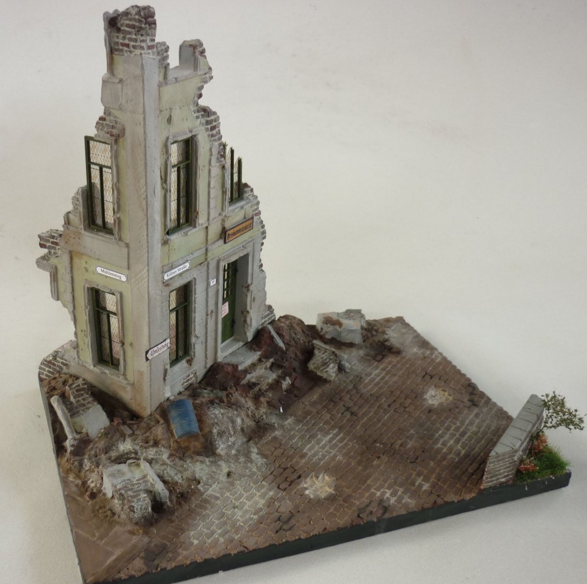 RT-Diorama 35252 Diorama-Base: Corner Ruin Berlin 1/35 – immagine 9