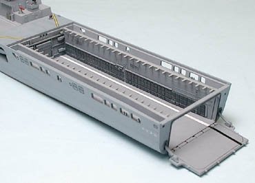 Tamiya 31003 Japanese Defence Force LST-4001 Ohsumi 1/700 – Bild 4