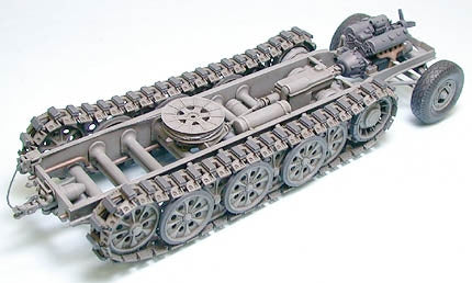 Tamiya 35239 German 18-Ton Heavy Half-Track FAMO 1/35 – zdjęcie 6