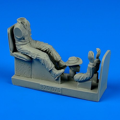 Aerobonus 320070 USAF/US Army Tow Tractor Driver 1/32