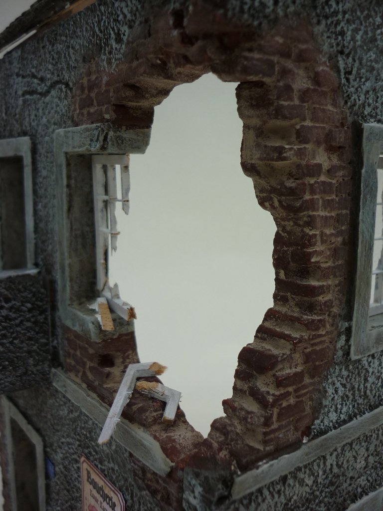 RT-Diorama 35175 Damaged Village House 1/35 – image 6