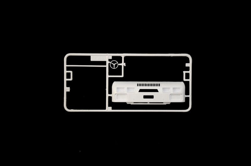 Italeri 3956 Mercedes Benz SK 1844 LS V8 1/24 – image 5