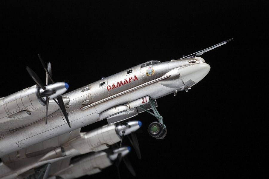 Zvezda 7038 Tu-95MS Bear Bombardier stratégique russe 1/144 – image 3