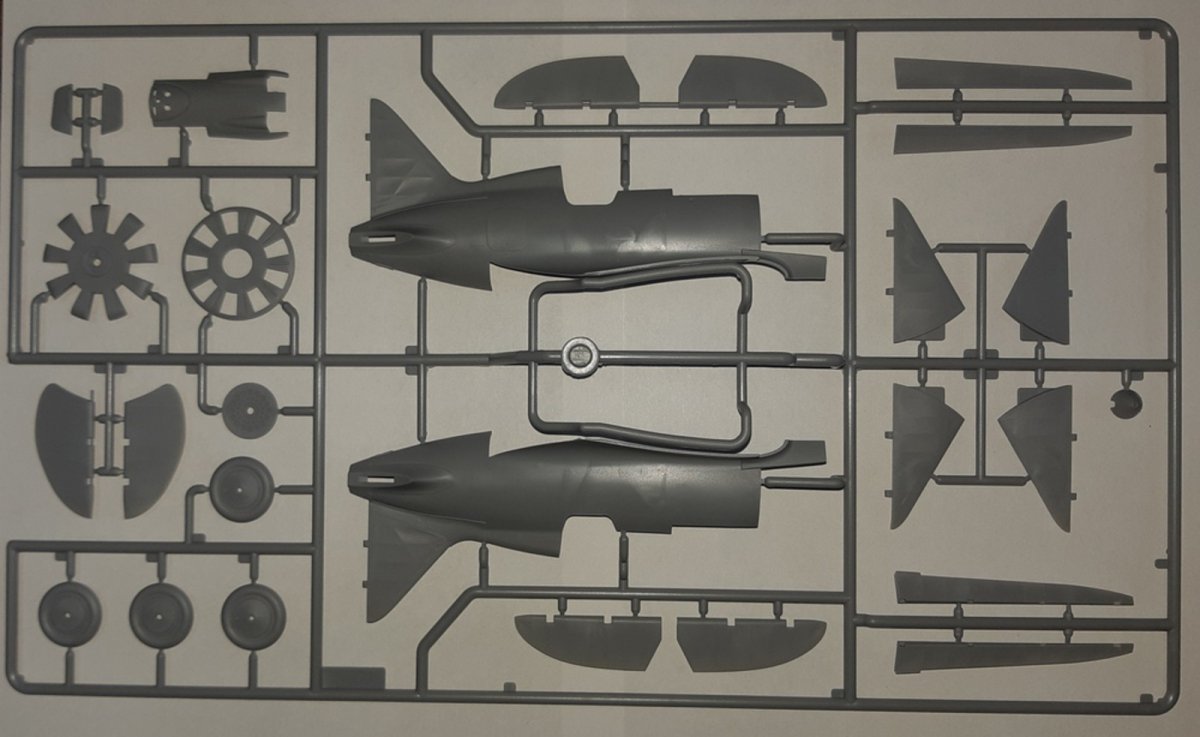 ICM 32003 I-16 type 29, WWII Soviet Fighter 1/32 – immagine 5