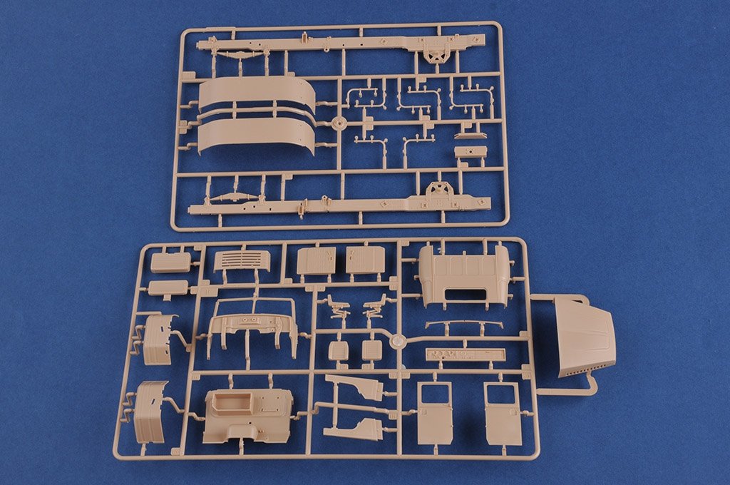Hobby Boss 85513 Ukraine KrAZ-6446 Tractor with MAZ/ChMZAP-5247G semitrailer 1/35 – immagine 13