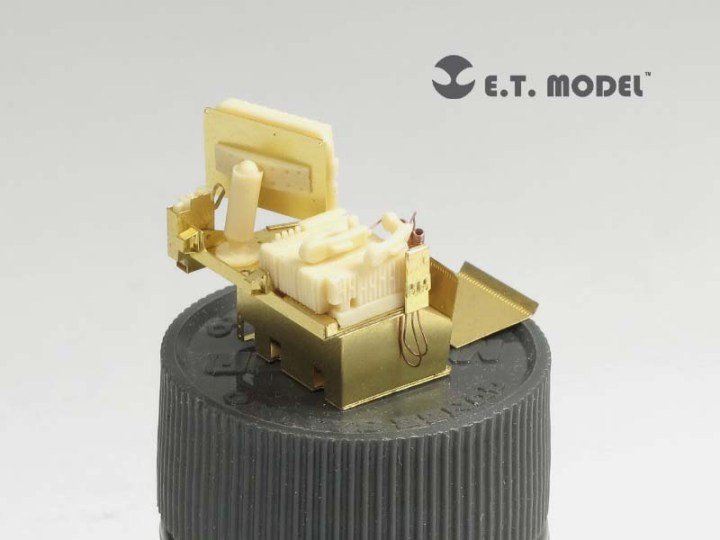 ET Modèle E35-078 US ARMY HUMVEE Blue Force Tracker &amp;amp; SINCGAR Unit (Pour kit BRONCO) (1/35) – image 3