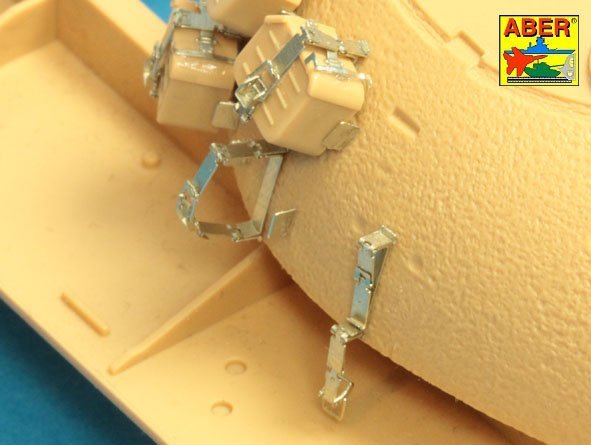 Supports Aber 35A129 pour boîtes de munitions supplémentaires utilisées sur les tanka soviétiques comme : T-54 ; T-55 ou T-62 (1/35) – image 5