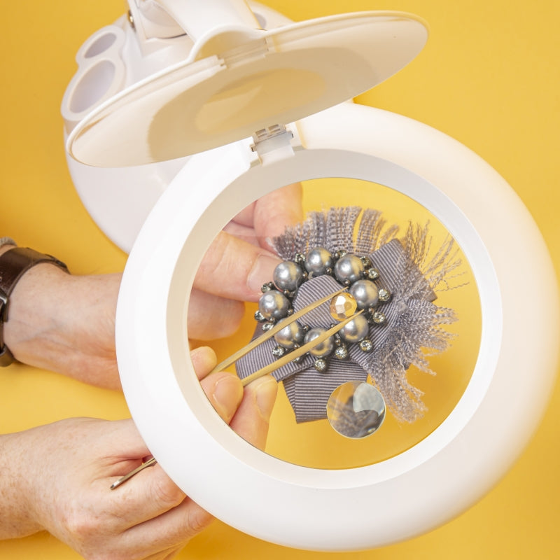 Lightcraft LC8098LED-EU LED Magnifier Table Lamp with Organiser Base / Kompaktowa Biurkowa Lampka Powiększająca LED z Podstawką Organizerem – imagen 5