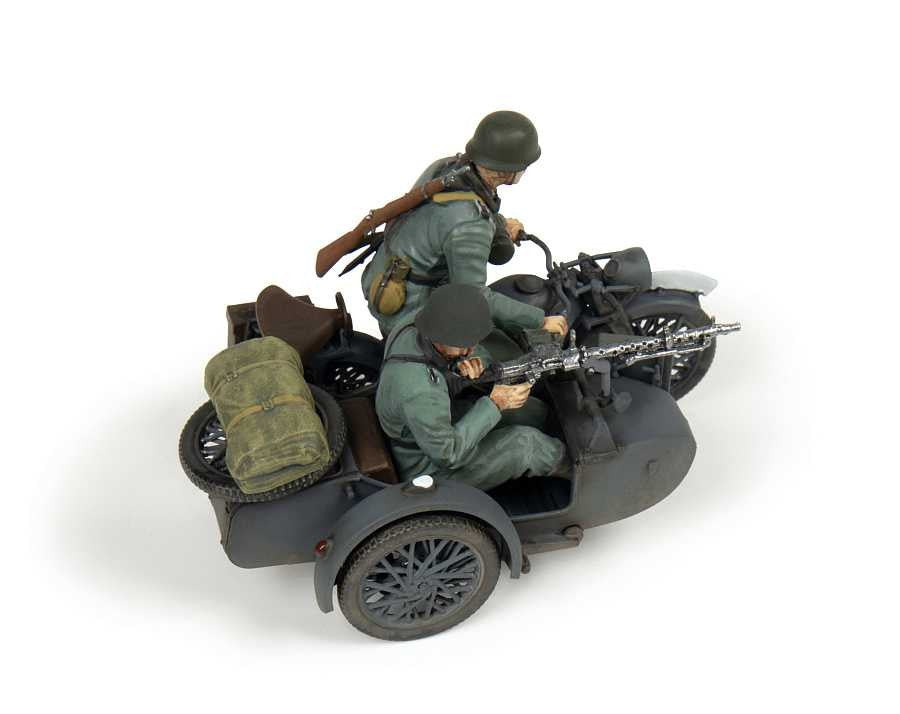 Zvezda 3717 German Motocycle Zündapp K800 with sidecar and crew 1/35 – image 3