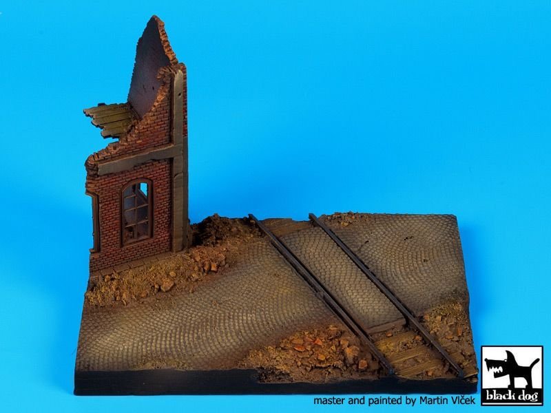 Black Dog D72018 Maison en ruine avec passage à niveau (socle) 1/72 – image 5