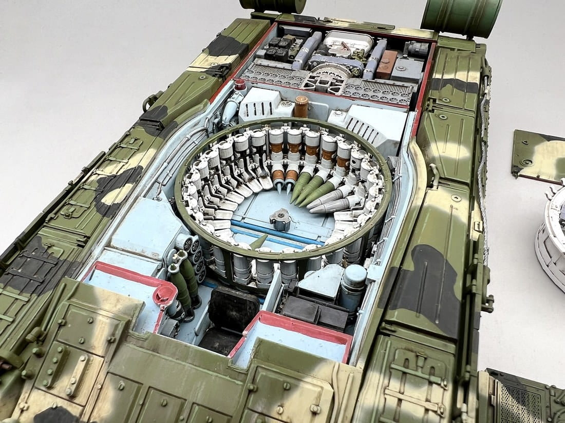 Amusing Hobby 35A060 Russian Main Battle Tank T-80U - Full interior kit 1/35 – immagine 5