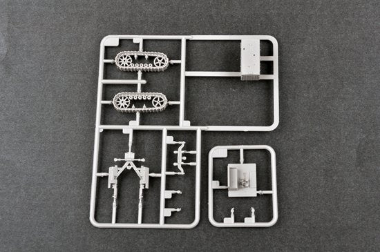 Trumpeter 07112 Russian ChTZ S-65 Tractor 1/72 – image 2