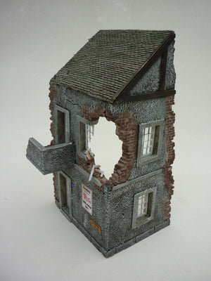 RT-Diorama 35175 Damaged Village House 1/35 – image 5