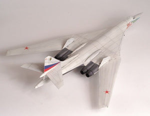 Zvezda 7002 Russian Supersonic Strategic Bomber Tu-160 1/144 – Bild 5