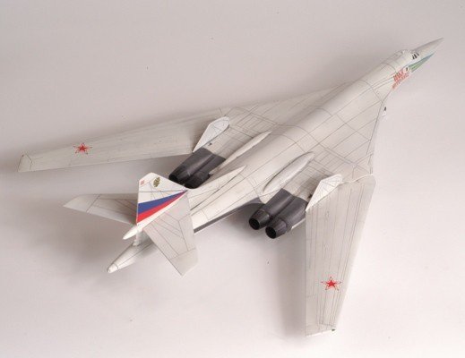 Zvezda 7002 Russian Supersonic Strategic Bomber Tu-160 1/144 – Bild 5