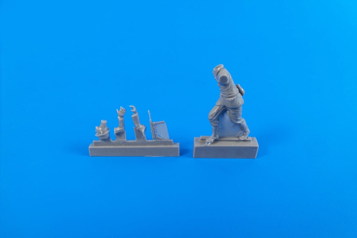CMK 48309 German WWII Motorcycle Rider(pushing his Machine) for Tamiya BMW kit 1/48 – immagine 3