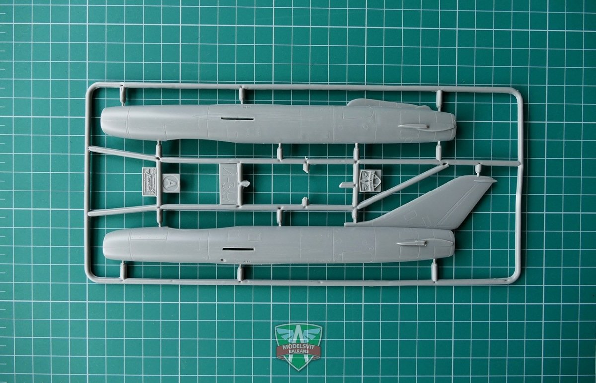 Modelsvit 72010 Mikoyan I-3U(I-420) Soviet interceptor 1/72 – imagen 7