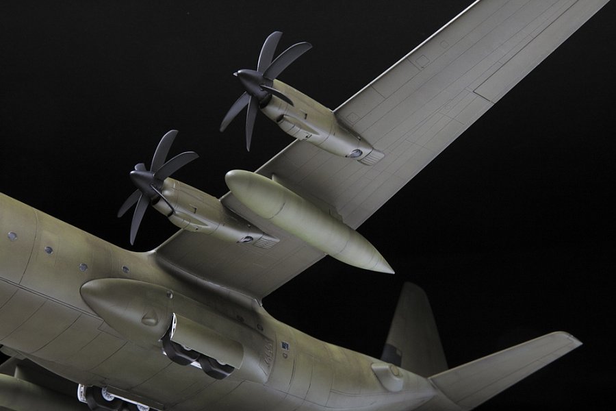 Zvezda 7325 American Military Transport Plane C-130J 1/72 – Bild 4