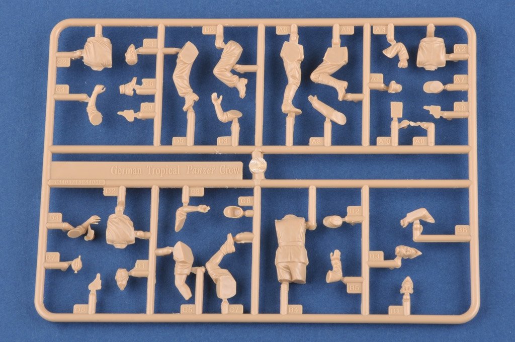 Hobby Boss 84409 German Tropical Panzer Crew 1/35 – image 3