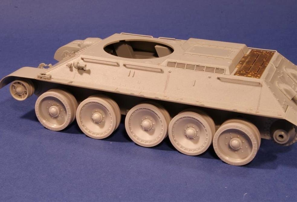 Panzer Art RE35-168 T-34 with captured “Panther” road wheels (112 Zavod and SPG SU-85/SU-100) 1/35 – Bild 3