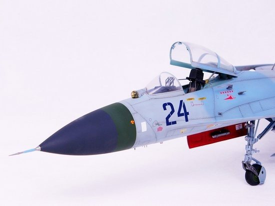 Trumpeter 02224 Soviet Sukhoi Su-27 Flanker B 1/32 – image 3