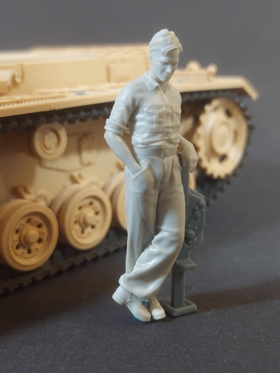 Panzer Art FI35-238 German tank mechanic at work No1 1/35 – image 3