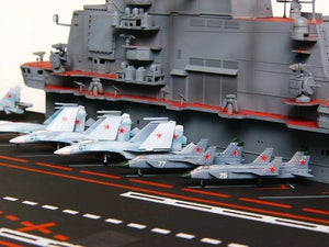 Trumpeter 05606 USSR Admiral Kuznetsov aircraft carrier 1/350 – Bild 8
