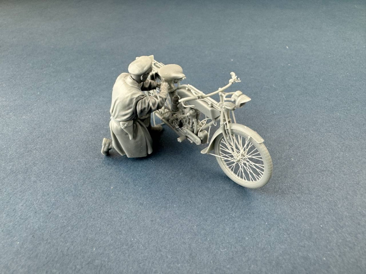 Copper State Models F35-058 British dispatch rider Checking motorcycle ( Motorcycle not included) 1/35 – immagine 3