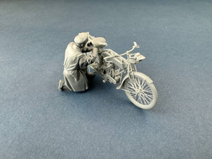Copper State Models F35-058 British dispatch rider Checking motorcycle ( Motorcycle not included) 1/35 – immagine 3