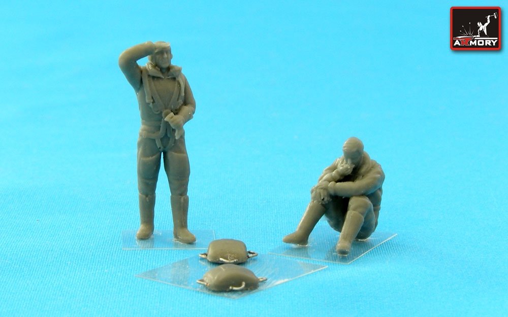 Armory Models F7224c RAF WWII crewmen in high altitude outfit – “Waiting…” 1/72 – immagine 2