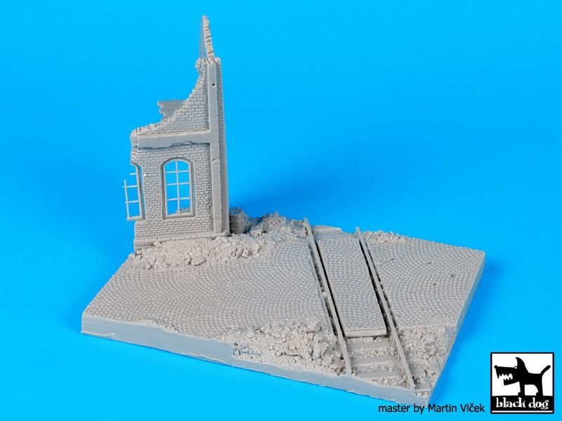 Black Dog D72018 Maison en ruine avec passage à niveau (socle) 1/72 – image 6