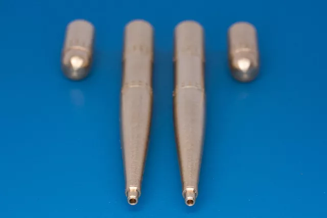 RB Model 32AB09 20mm Hispano cannons for Spitfire (wing E &amp;amp; C) 2 x cannons &amp;amp; 2 gaps 1/32