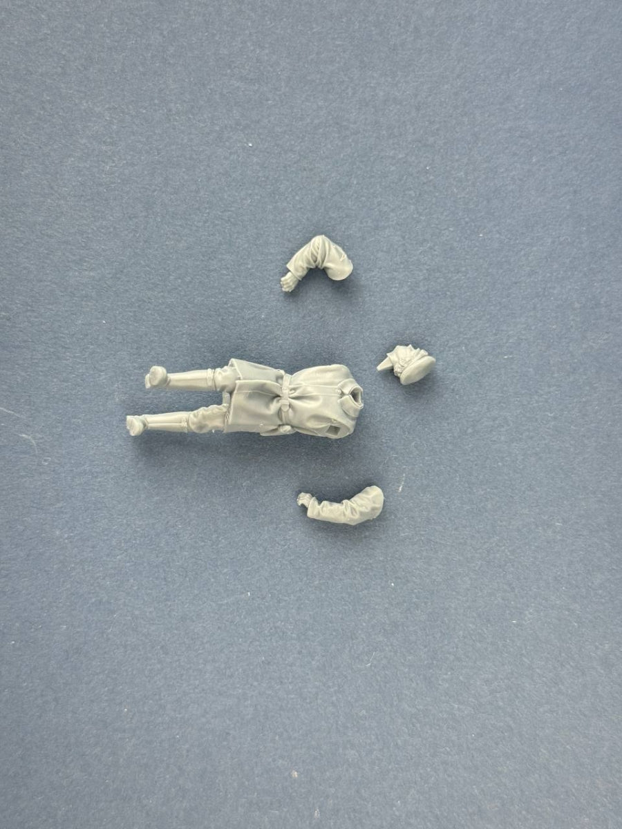 Copper State Models F35-062 British Dispatch Rider pushing his motorcycle (motorcycle not included) 1/35 – immagine 4