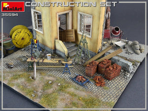 MiniArt 35594 Construction Set Kit: Ladders, Table, Buckets, Bricks, Cart, Anvil, Beams, Jack Stand &amp;amp; Tools 1/35 – immagine 3
