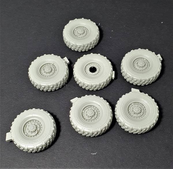 Panzer Art RE35-709 FMTV Road wheels (Michelin) 1/35 – imagen 2