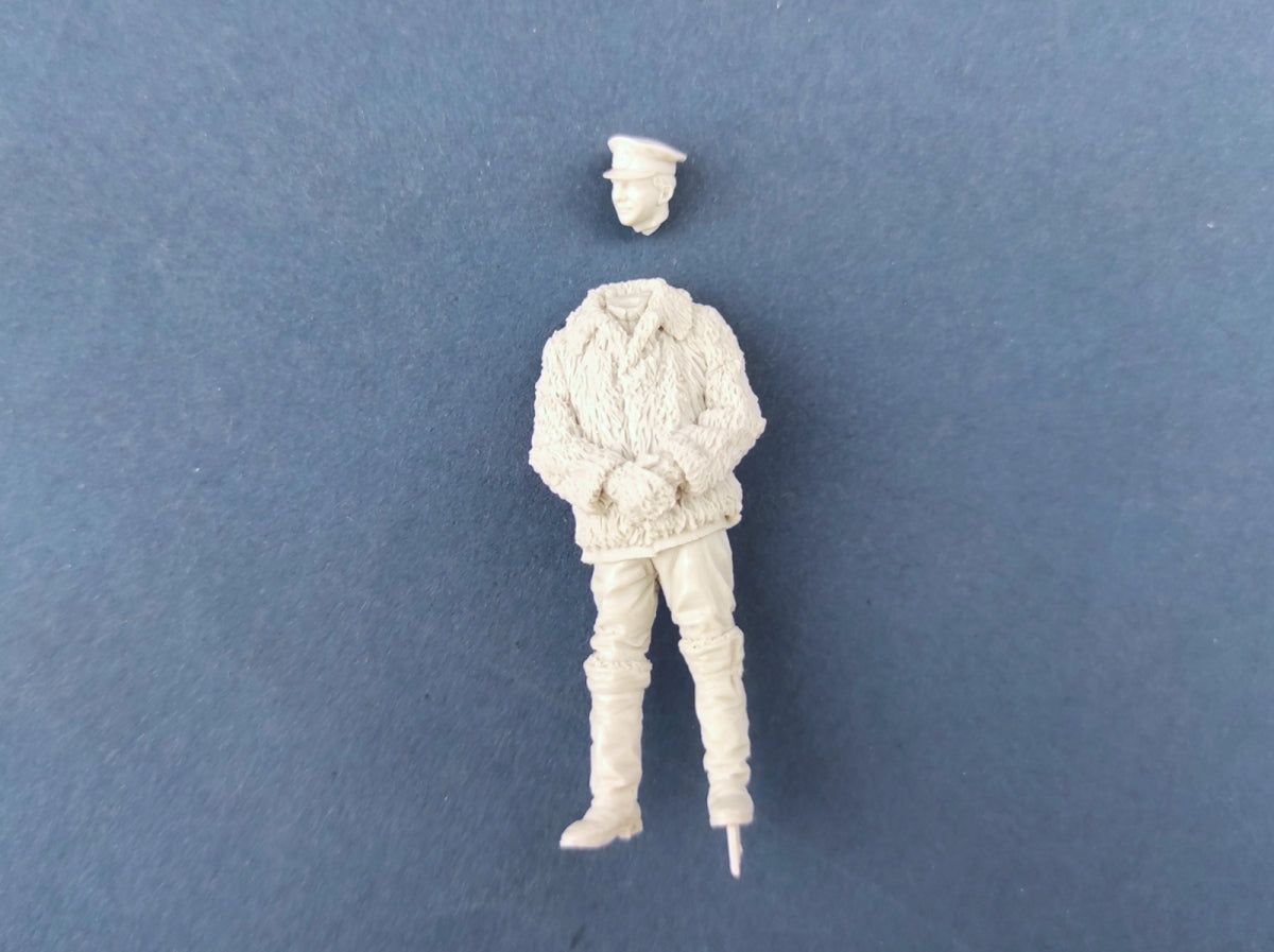 Copper State Models F32-051 RNAS Pilot in Fur Coat 1/32 – immagine 3
