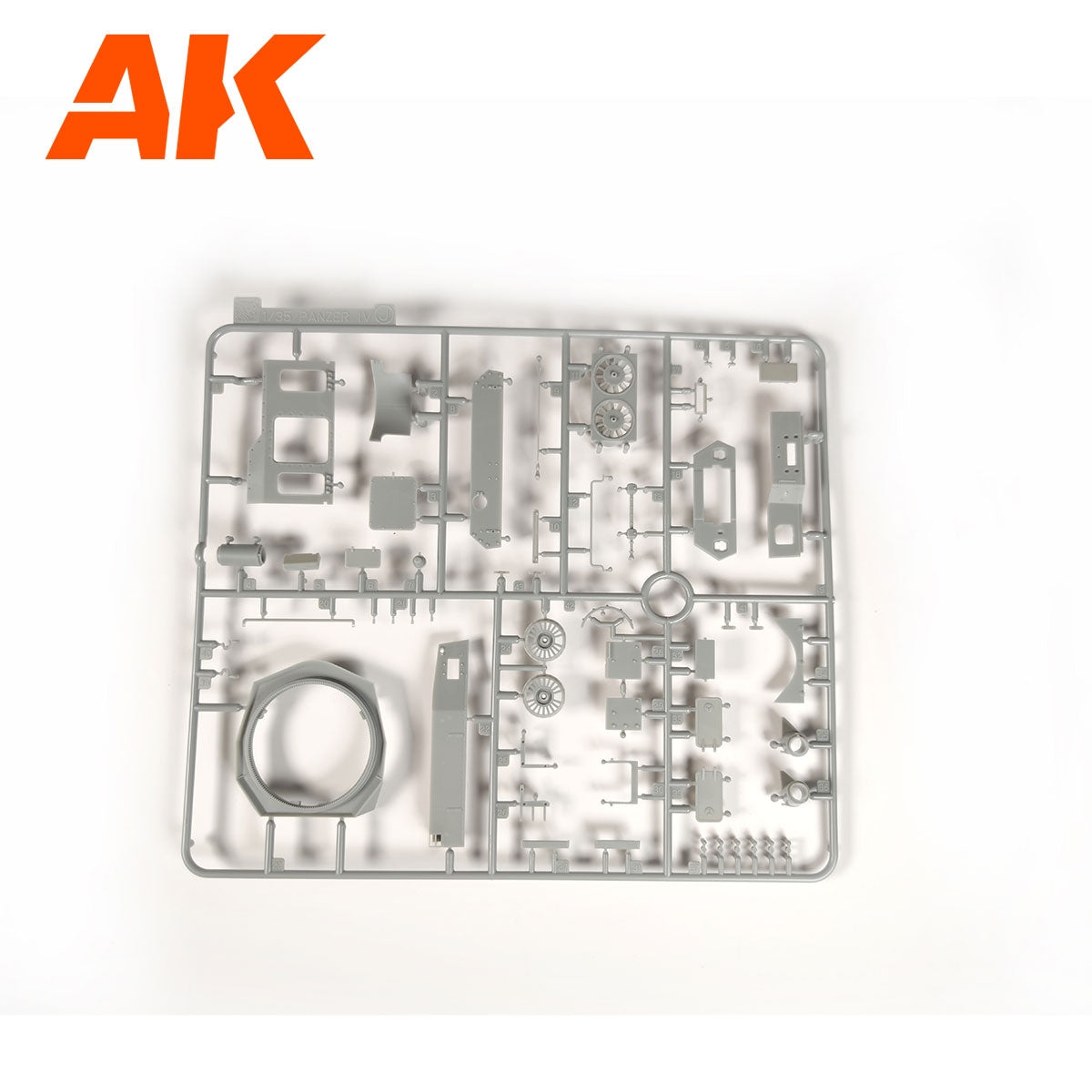 AK Interactive AK35504-B PZ.KPFW.IV AUSF.D AFRIKA KORPS + 5 FIGURINES ÉQUIPAGE DE CHARS ALLEMAND AFRIKA KORPS 1/35 – image 15