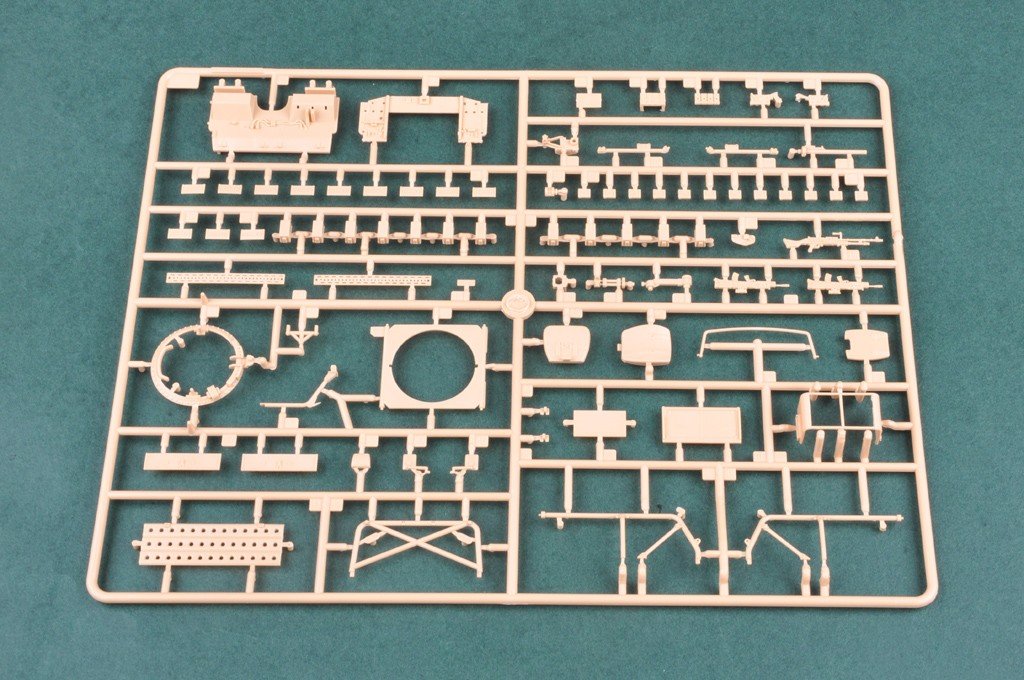 Hobby Boss 82447 Land Rover WMIK avec missile antichar MILAN (1/35)  – image 8