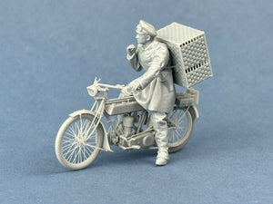 Copper State Models F32-063 British Dispatch Rider with a basket of pigeons (Motorcycle not included) 1/32 – image 2