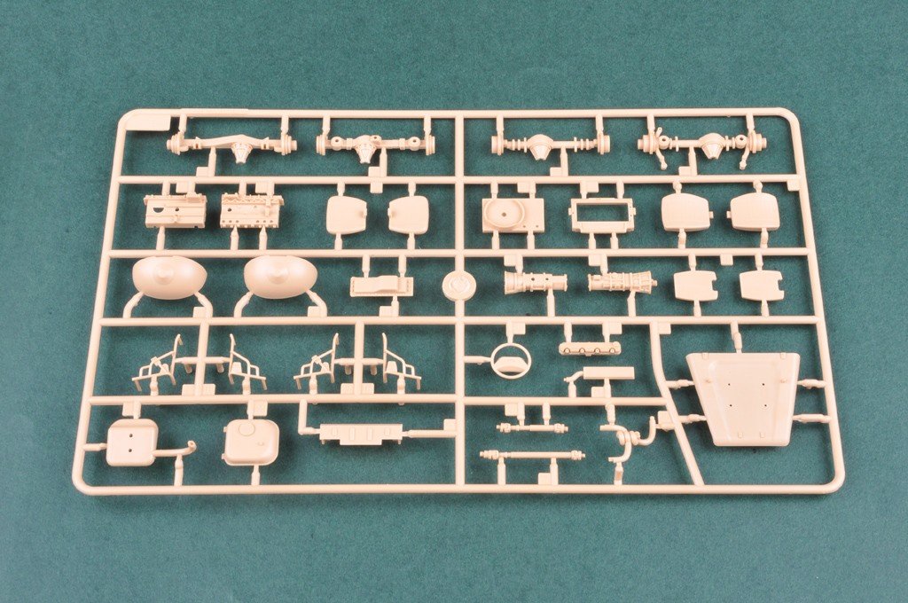 Hobby Boss 82447 Land Rover WMIK avec missile antichar MILAN (1/35)  – image 5