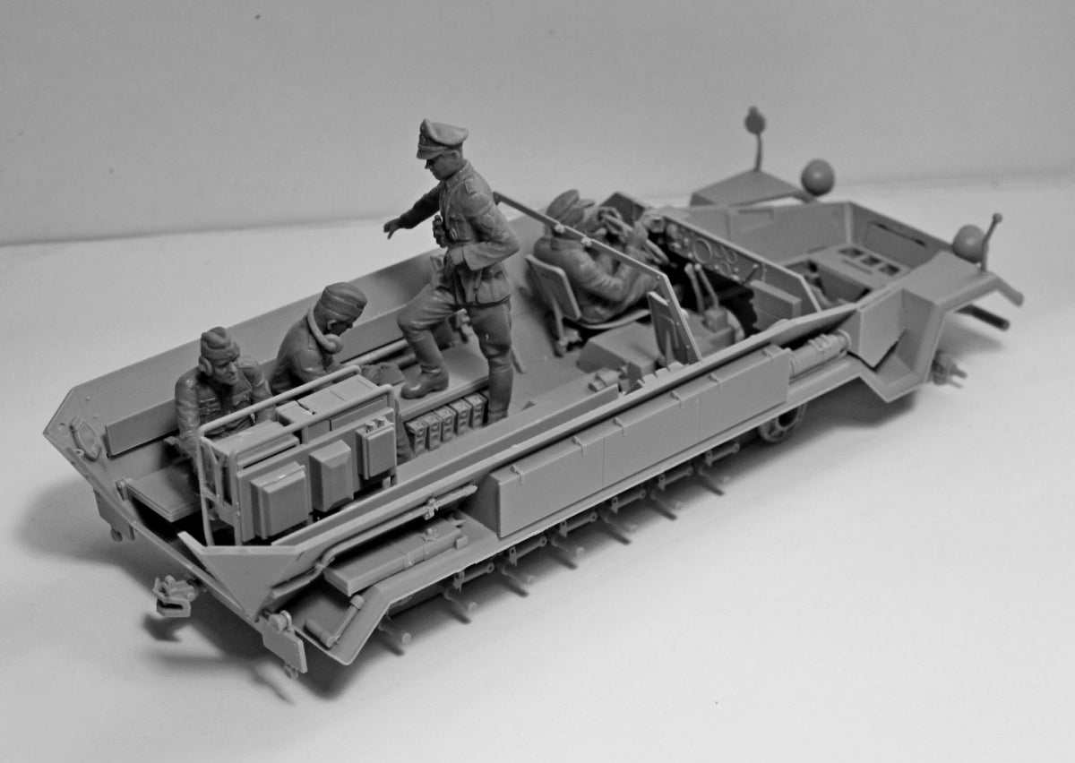 ICM 35105 Beobachtungspanzerwagen Sd.Kfz.251/18 Ausf.A WWII German Observation Vehicle with crew 1/35 – imagen 9