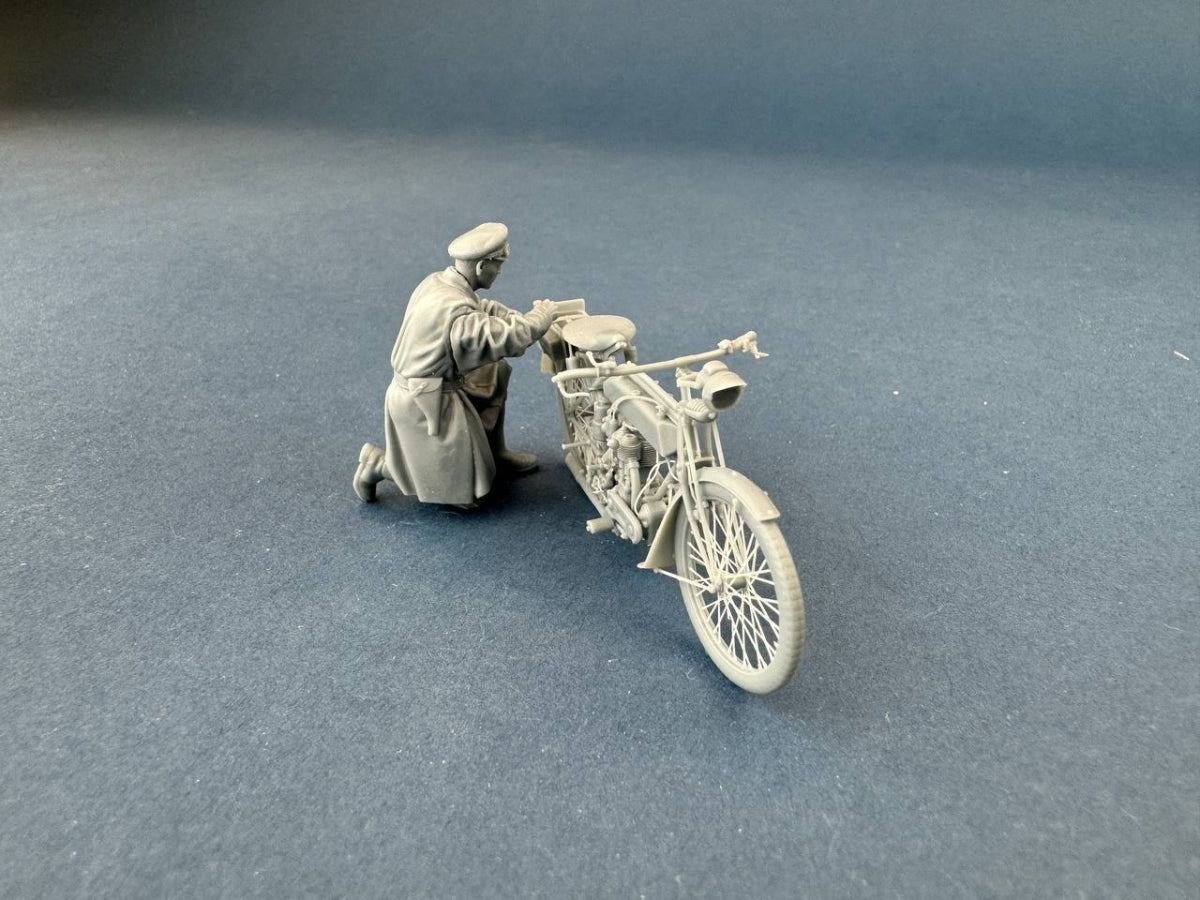 Copper State Models F32-061 British Dispatch Rider Checking Motorcycle (Motorcycle not included) 1/32 – image 4